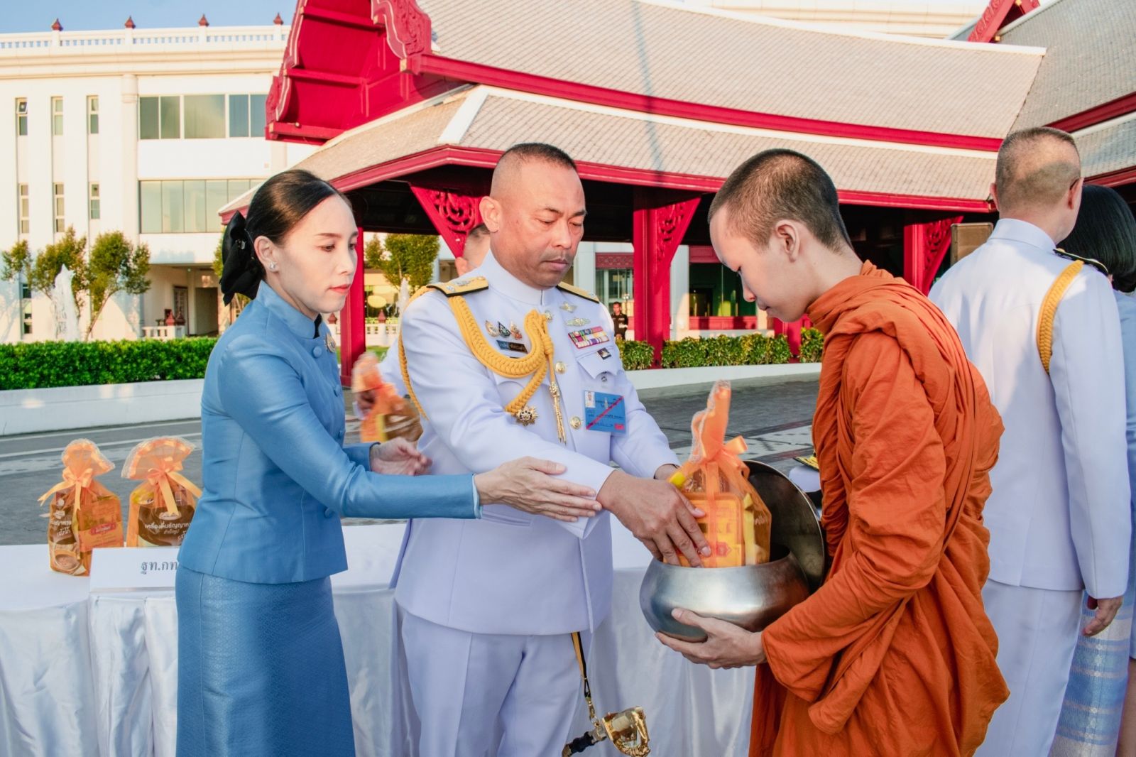 หน้าหลัก ประวัติความเป็นมา ขั้นตอนการขอข้อมูล ผู้บังคับบัญชา เอกสารสำคัญ การเชื่อมโยง ติดต่อเรา Search วันศุกร์ที่ 9 สิงหาคม 2567 พลเรือเอก อะดุง พันธ์ุเอี่ยม ผู้บัญชาการทหารเรือ และ คุณกีรตา พันธุ์เอี่ยมนายกสมาคมภริยาทหารเรือ พร้อมด้วยคณะนายทหารชั้นผู้ใหญ่และภริยา หัวหน้าหน่วยขึ้นตรงกองทัพเรือในพื้นที่กรุงเทพและปริมณฑล