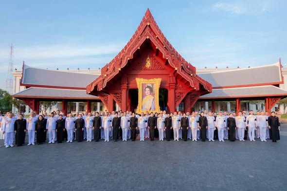 วันพุธที่ 28 มกราคม 2569 พลเรือตรี ชัชวาล โรจน์รัตนชัย ผู้บัญชาการฐานทัพเรือกรุงเทพ พร้อมภริยา ร่วมพิธีบำเพ็ญกุศล ในวาระครบ 100 วัน (สตมวาร) ถวายแด่ สมเด็จพระนางเจ้าสิริกิติ์ พระบรมราชินีนาถ พระบรมราชชนนีพันปีหลวง ณ หอประชุมกองทัพเรือ